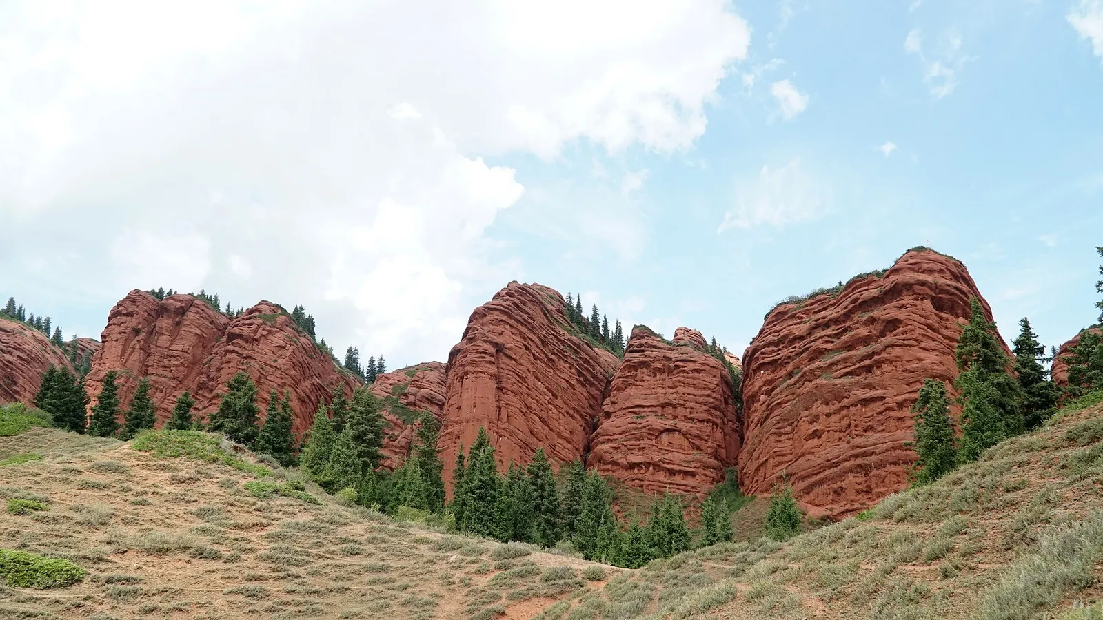 The red sandstone walls of Jeti-Oguz gorge
