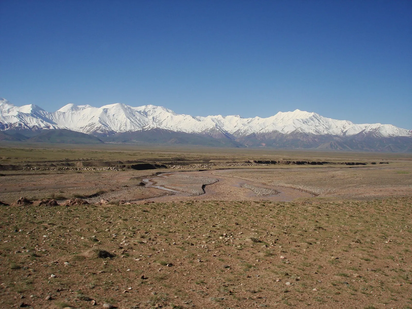 The Alay valley beneath Lenin Peak